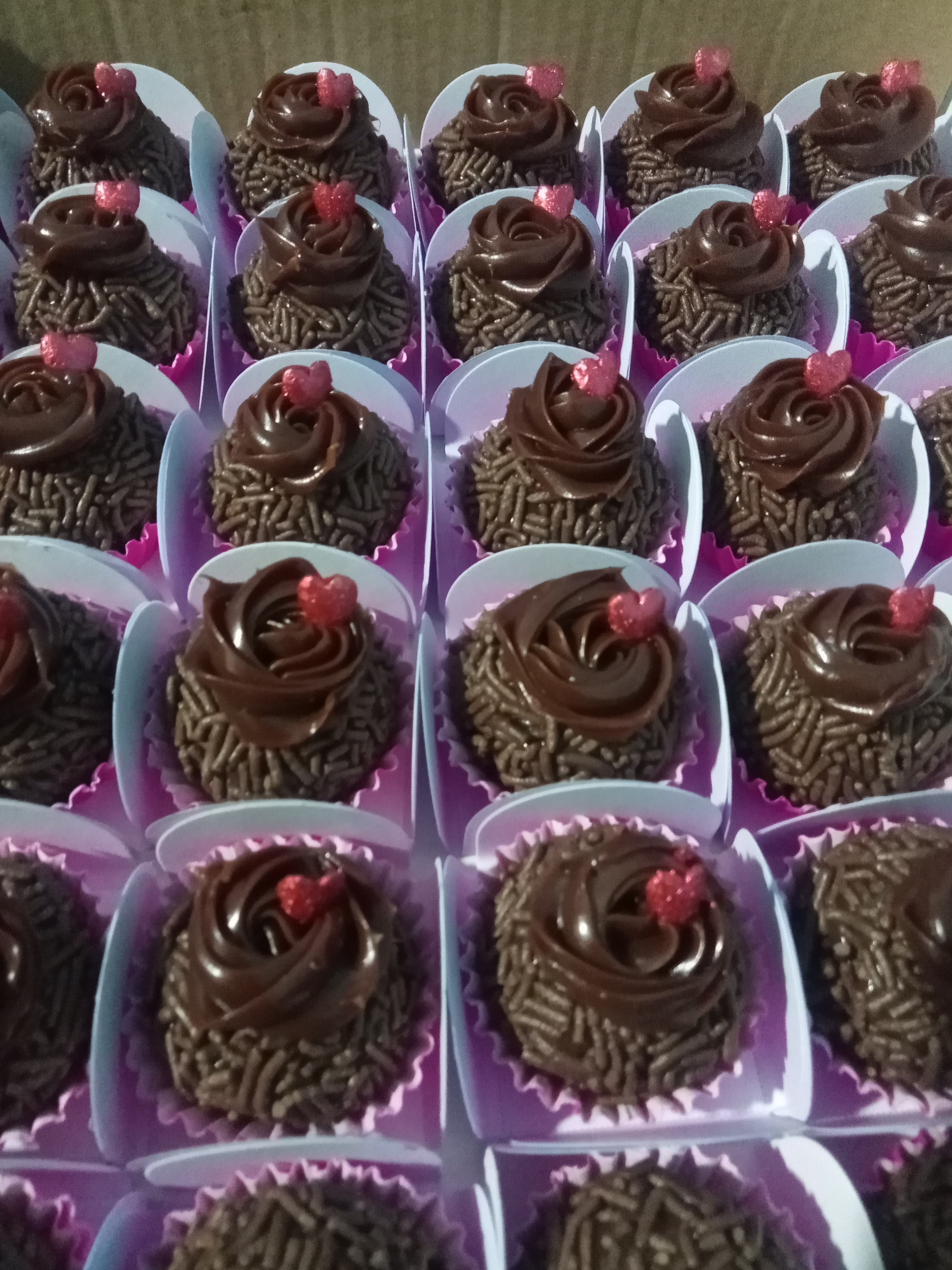 Brigadeiros de chocolate com fruta vermelha