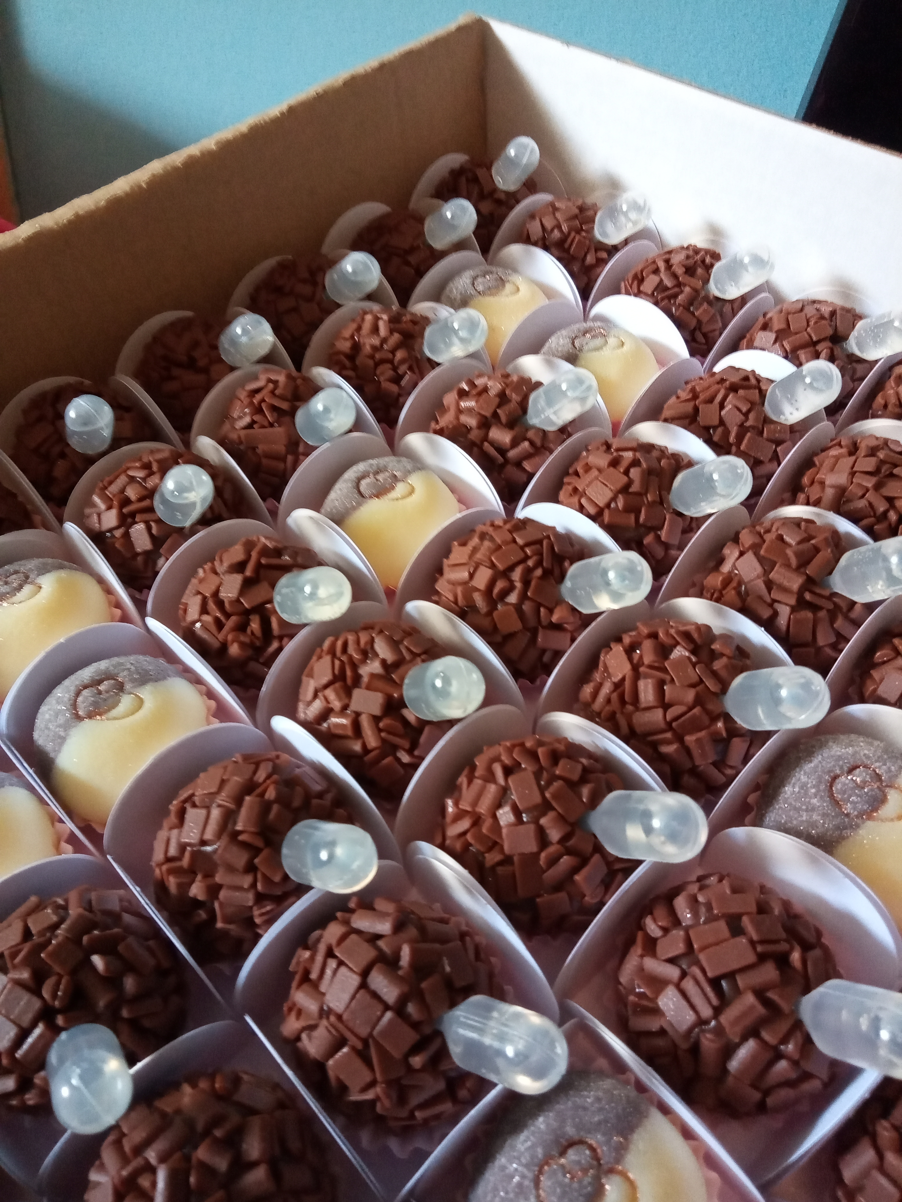 Brigadeiros com colherinhas