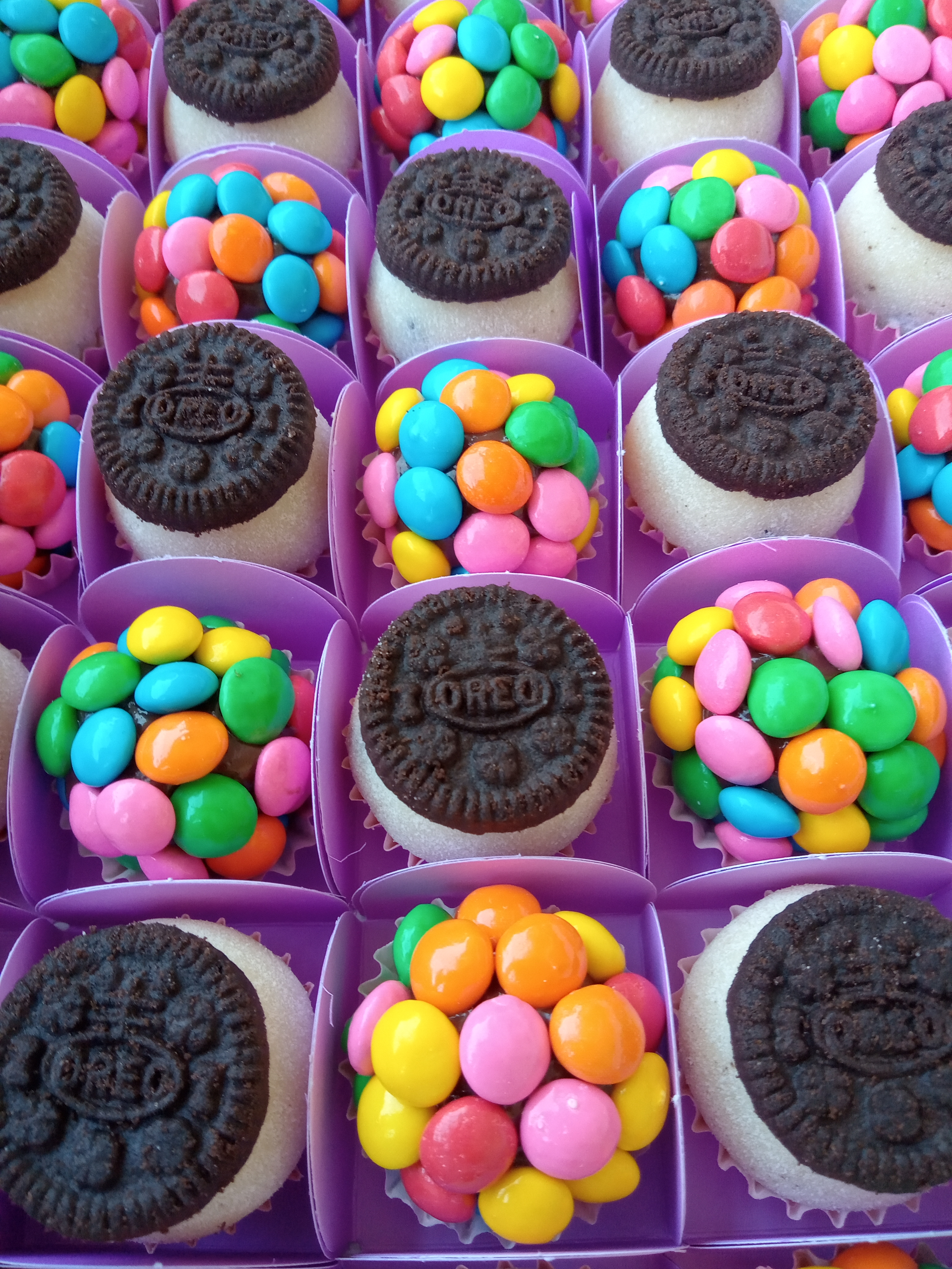 Docinhos infantis com Oreo e confeitos