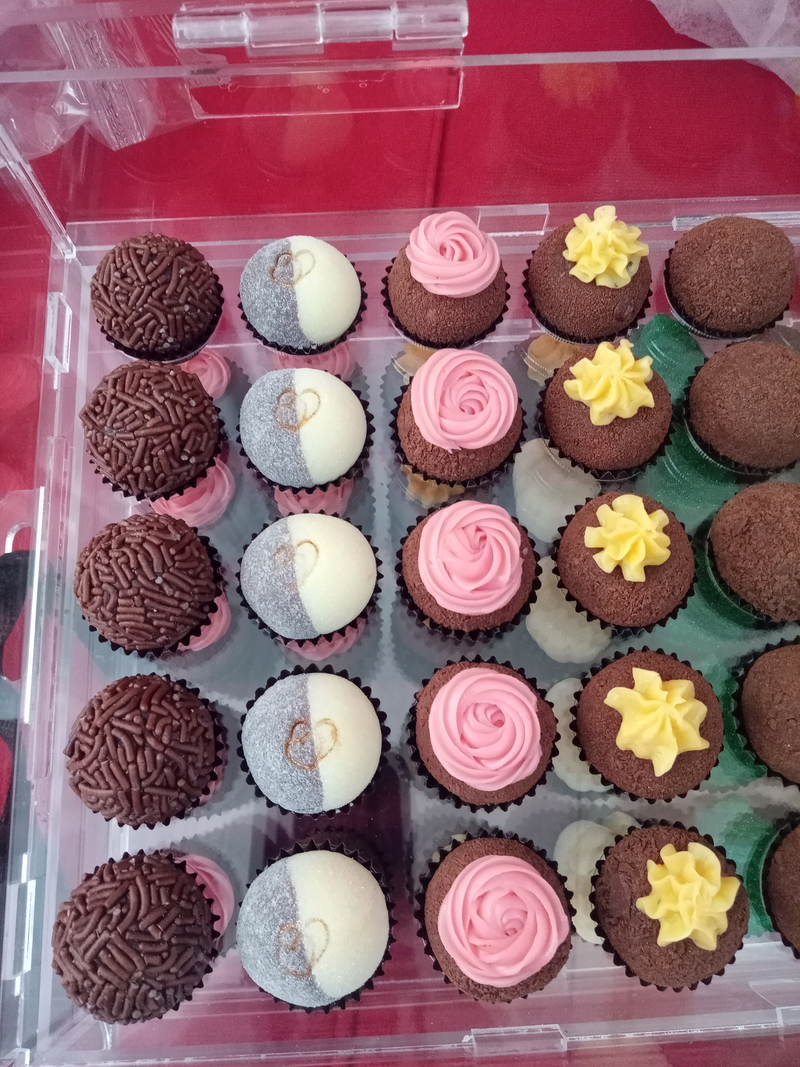 Brigadeiro, beijinho e florais