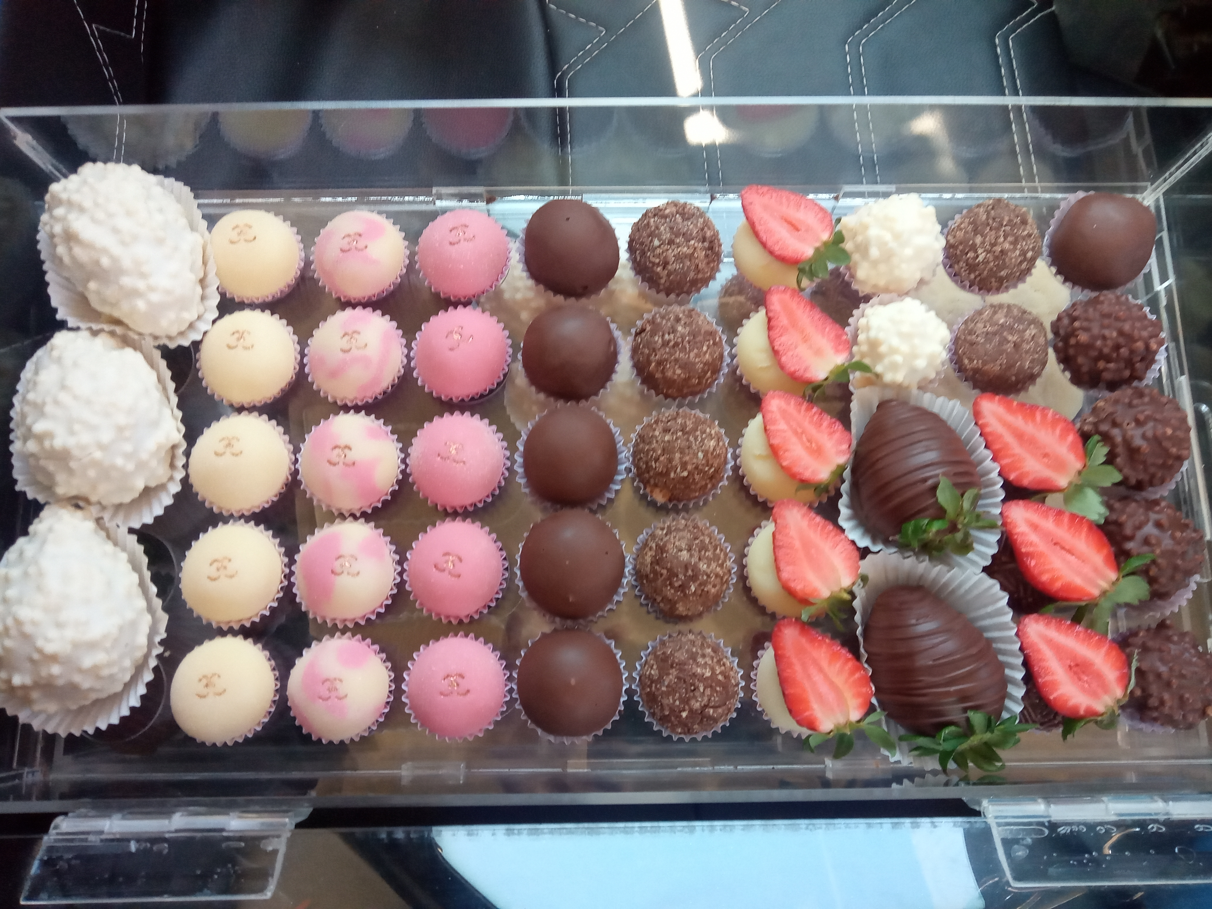 Docinhos com morango e coco