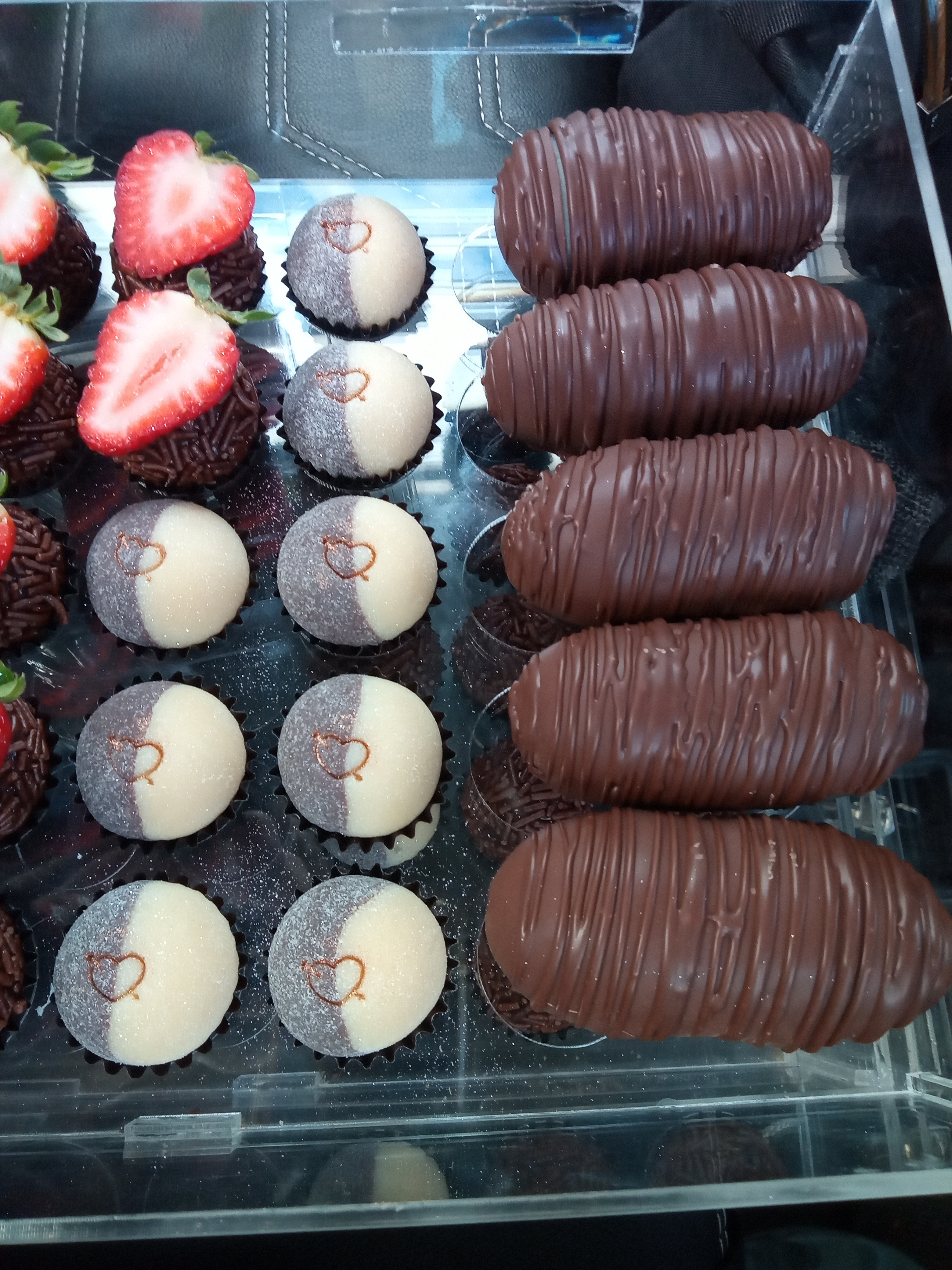 Bombons de morango e docinhos